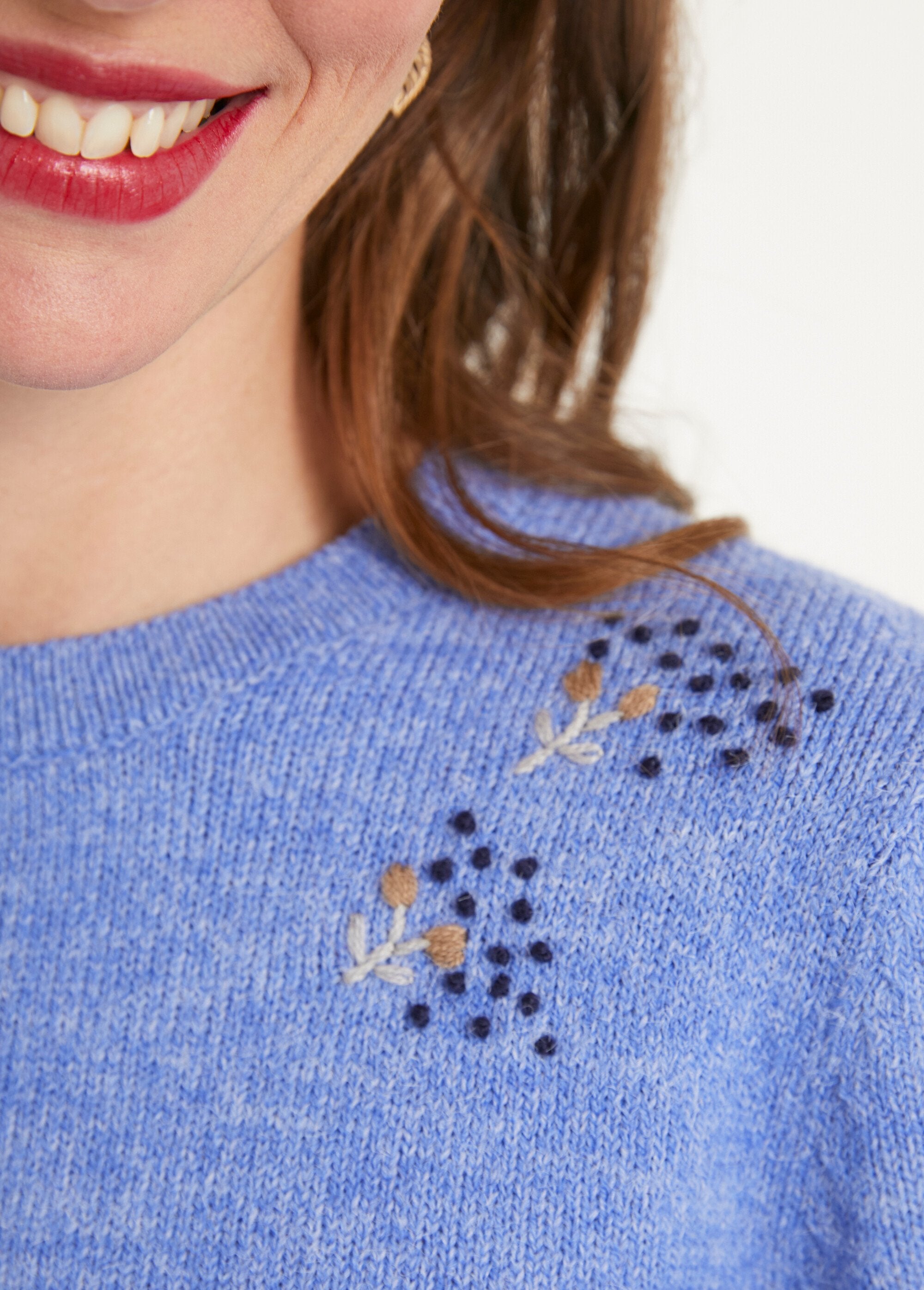 Soft_plain_embroidered_long-sleeved_round_neck_sweater_Blue_DE3_slim