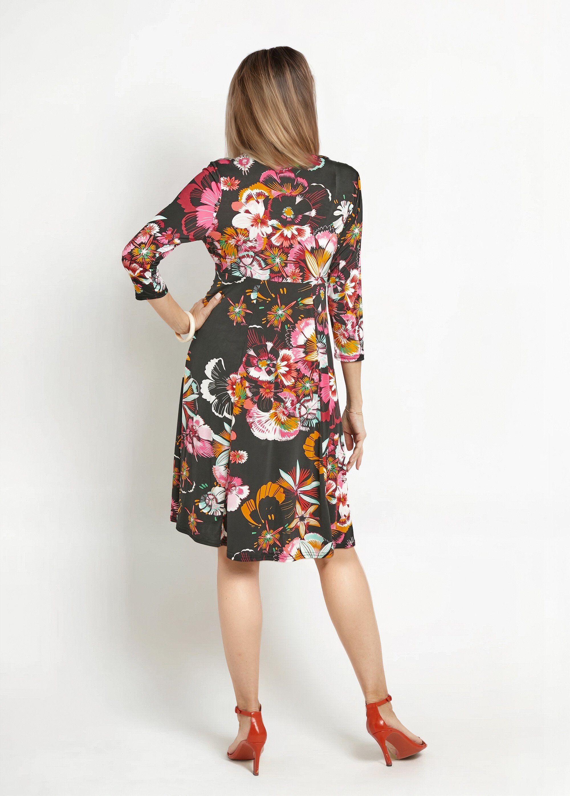 Wrap_dress_with_Japanese_floral_pattern_Black_prints_DO1_slim