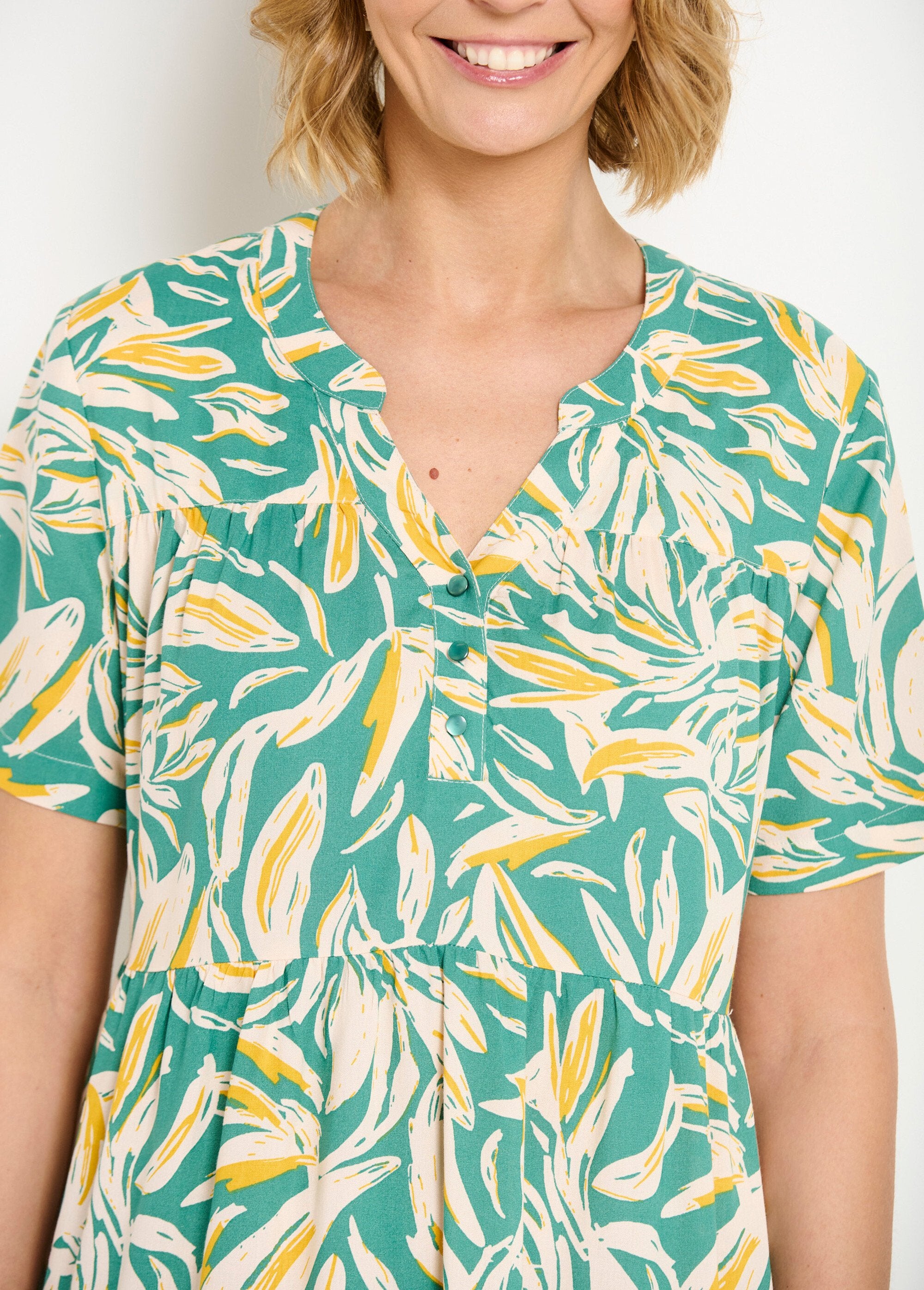 Printed_buttoned_V-neck_dress_with_short_sleeves_Green_and_white_DE1_slim