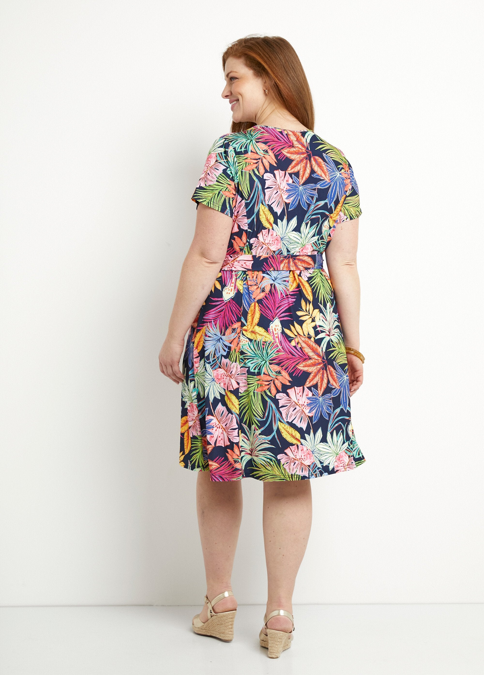 Robe_col_V_courte_évasée_imprimé_feuilles_Marine_et_rose_DO1_curvy