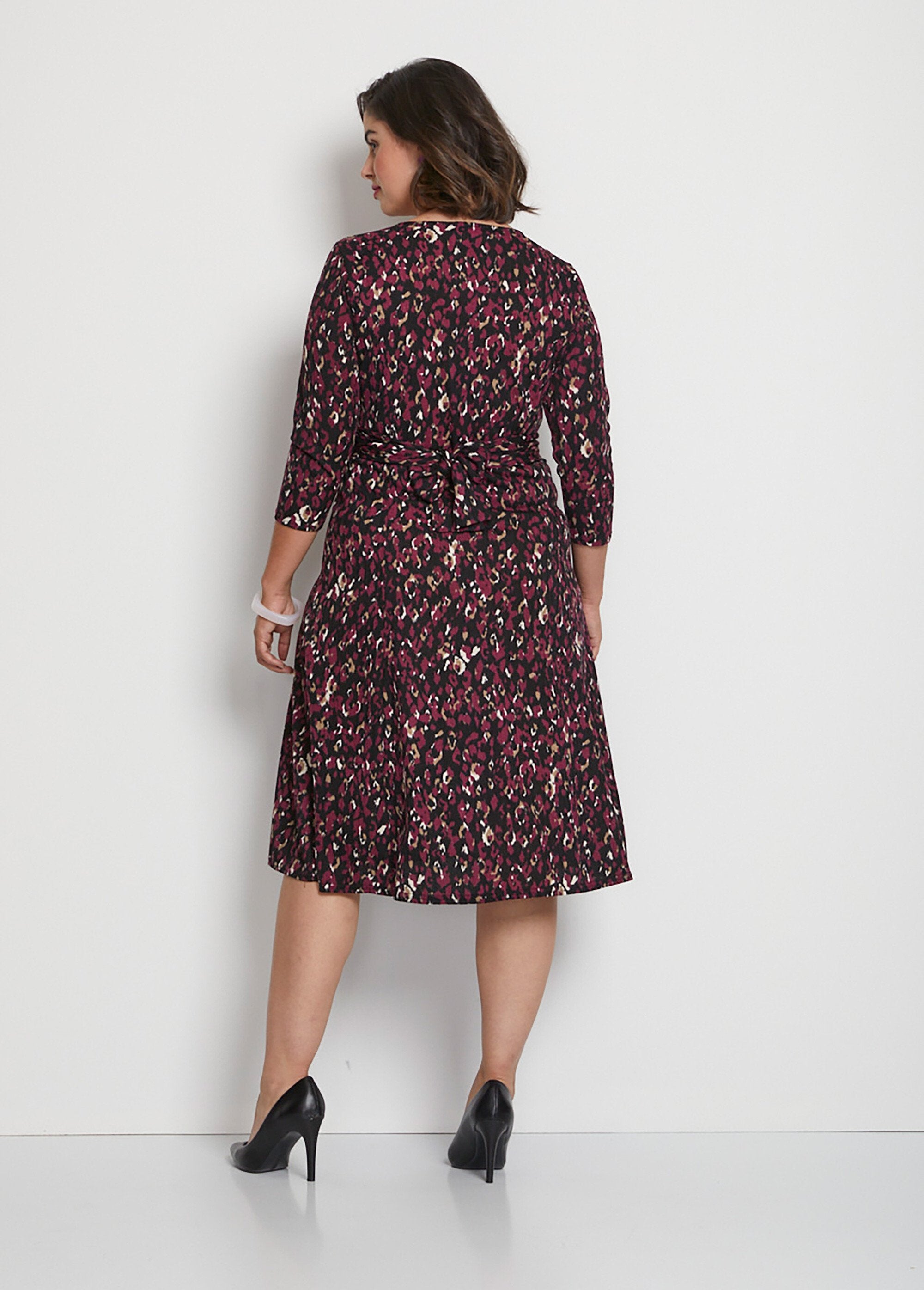 Short_knit_wrap_dress_Plum_print_DO1_curvy