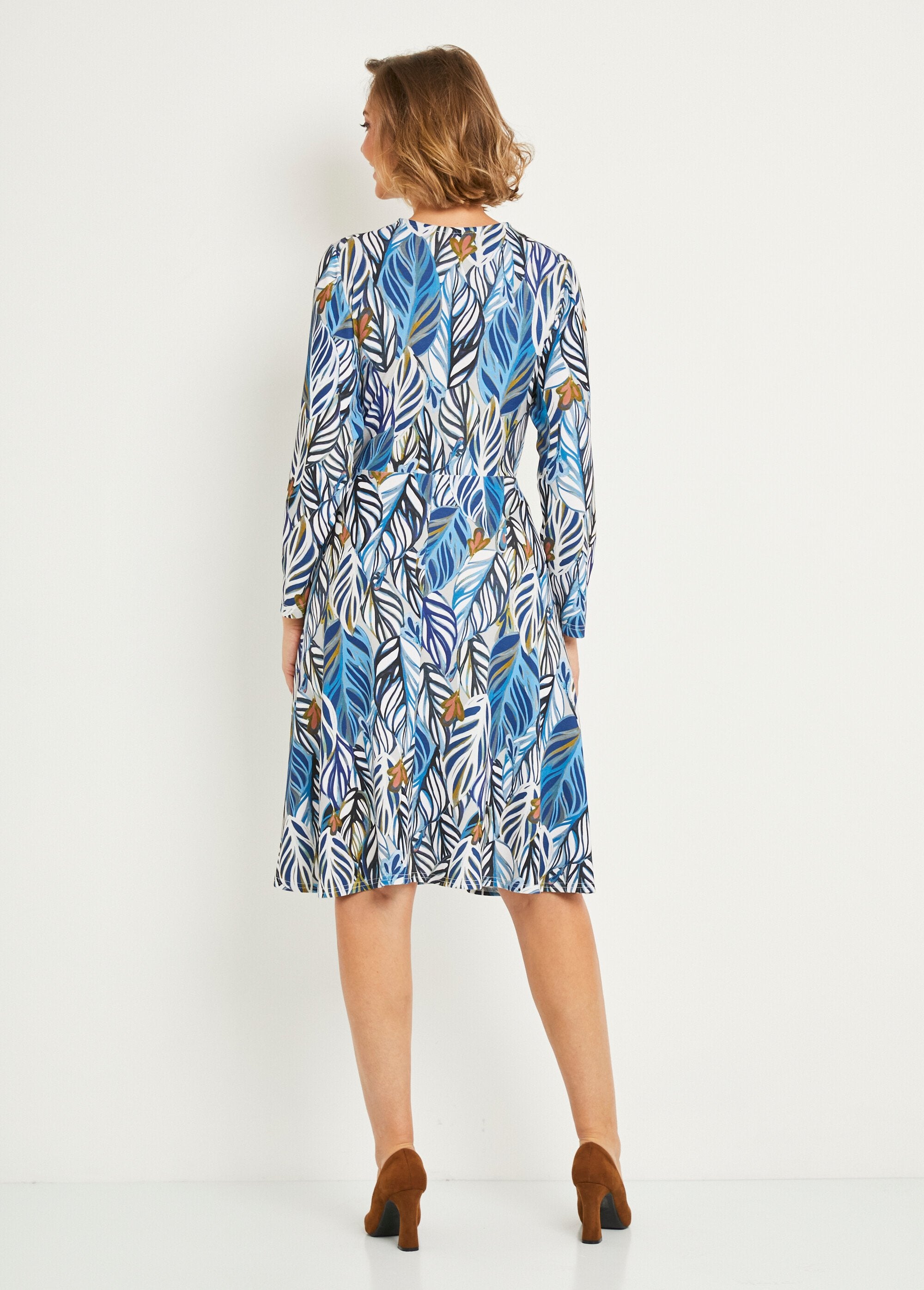 Short_wrap_dress_with_flared_foliage_pattern_Ecru_and_blue_DO1_slim