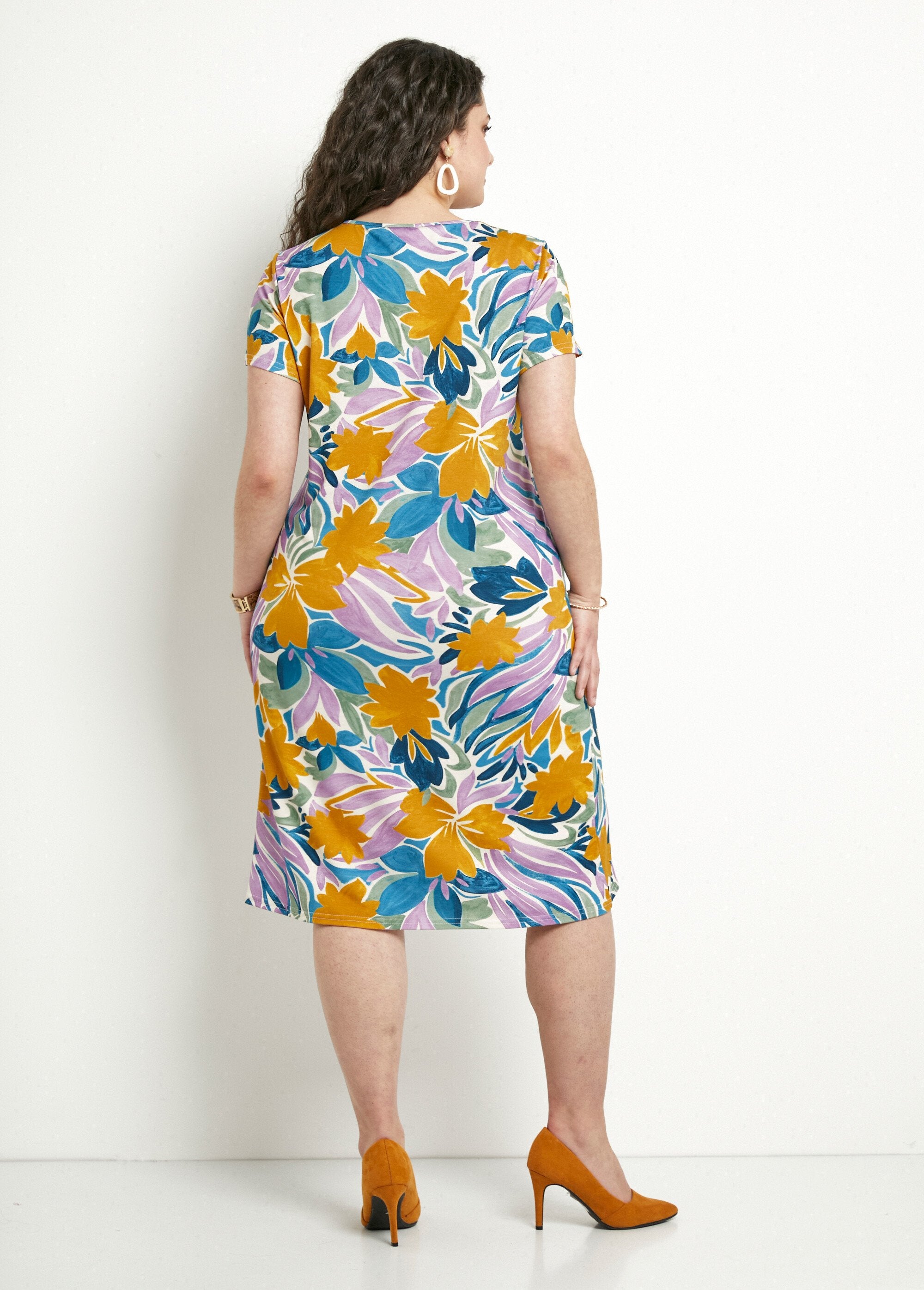 Short_straight_floral_T-shirt_dress_with_short_sleeves_Parma_and_ochre_DO1_curvy