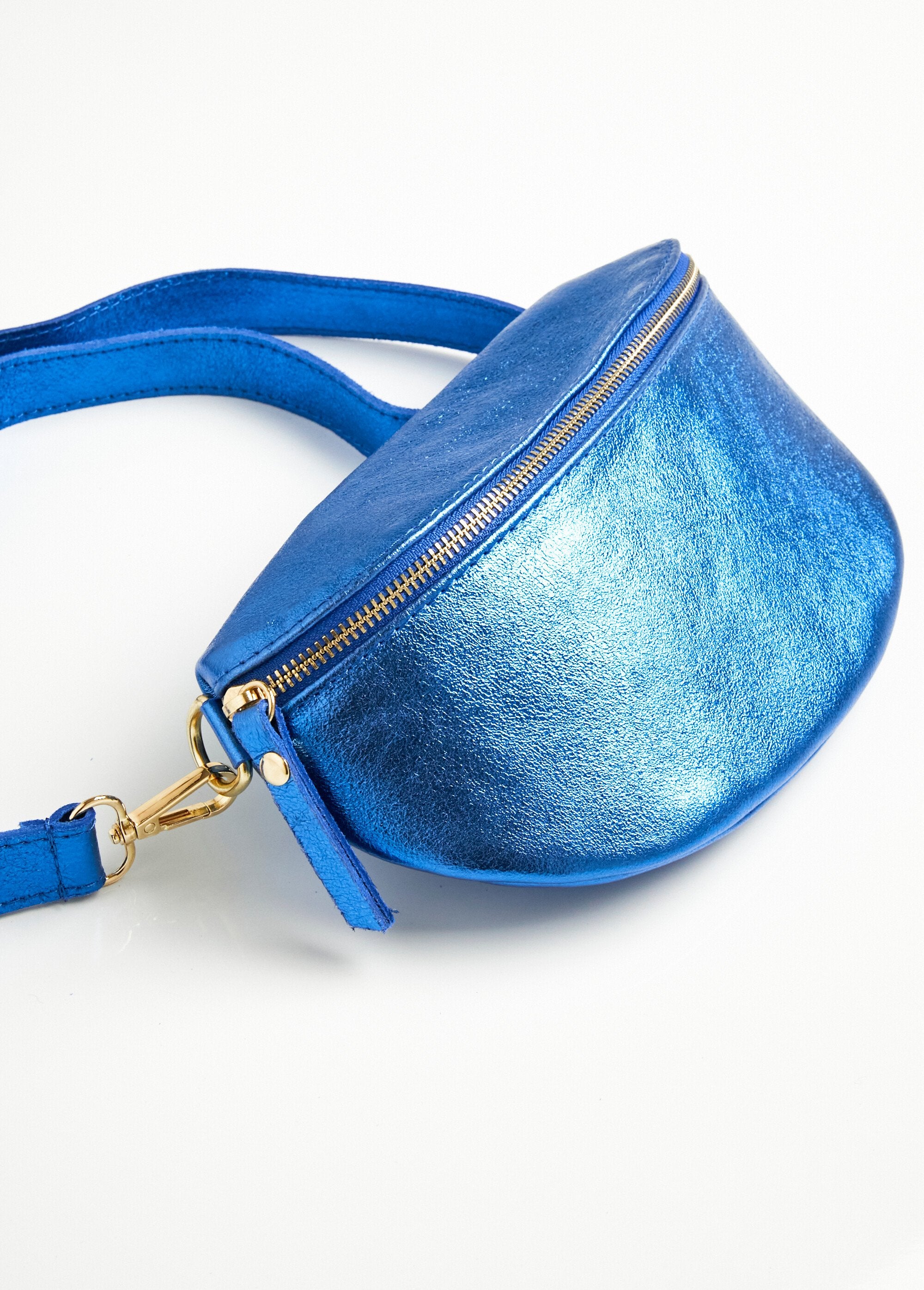 Medium_leather_shoulder_bag_Iridescent_blue_DE1_slim