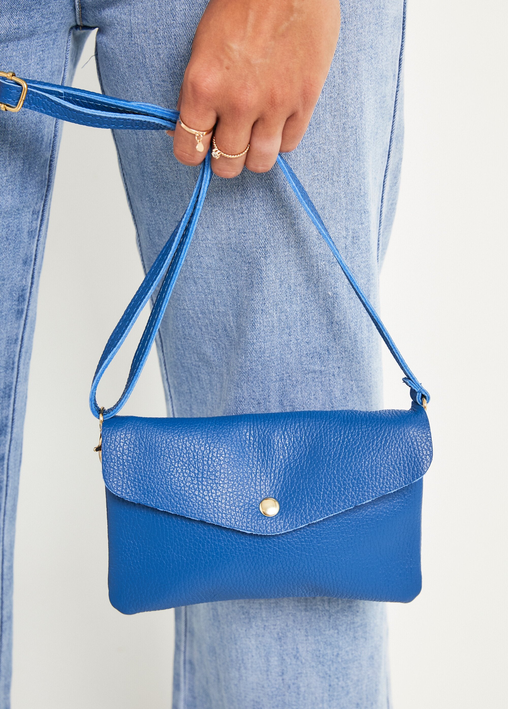 Shoulder_bag_in_grained_leather_Royal_blue_FA2_slim