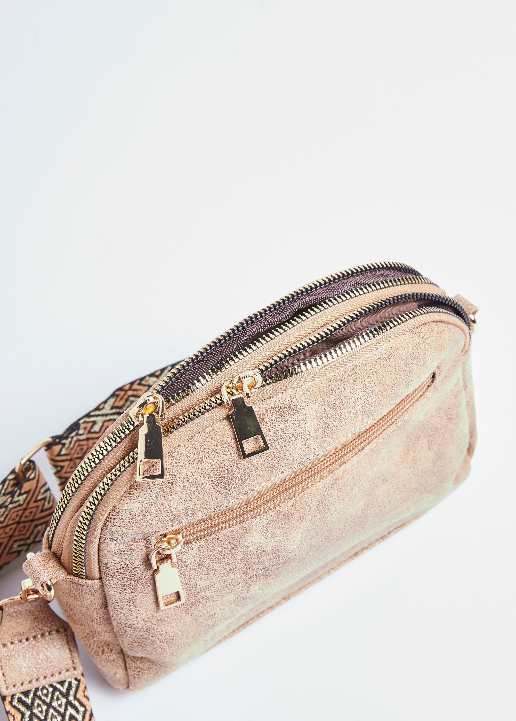 Metallic_faux_leather_bag_with_shoulder_strap_camel_DE1_slim