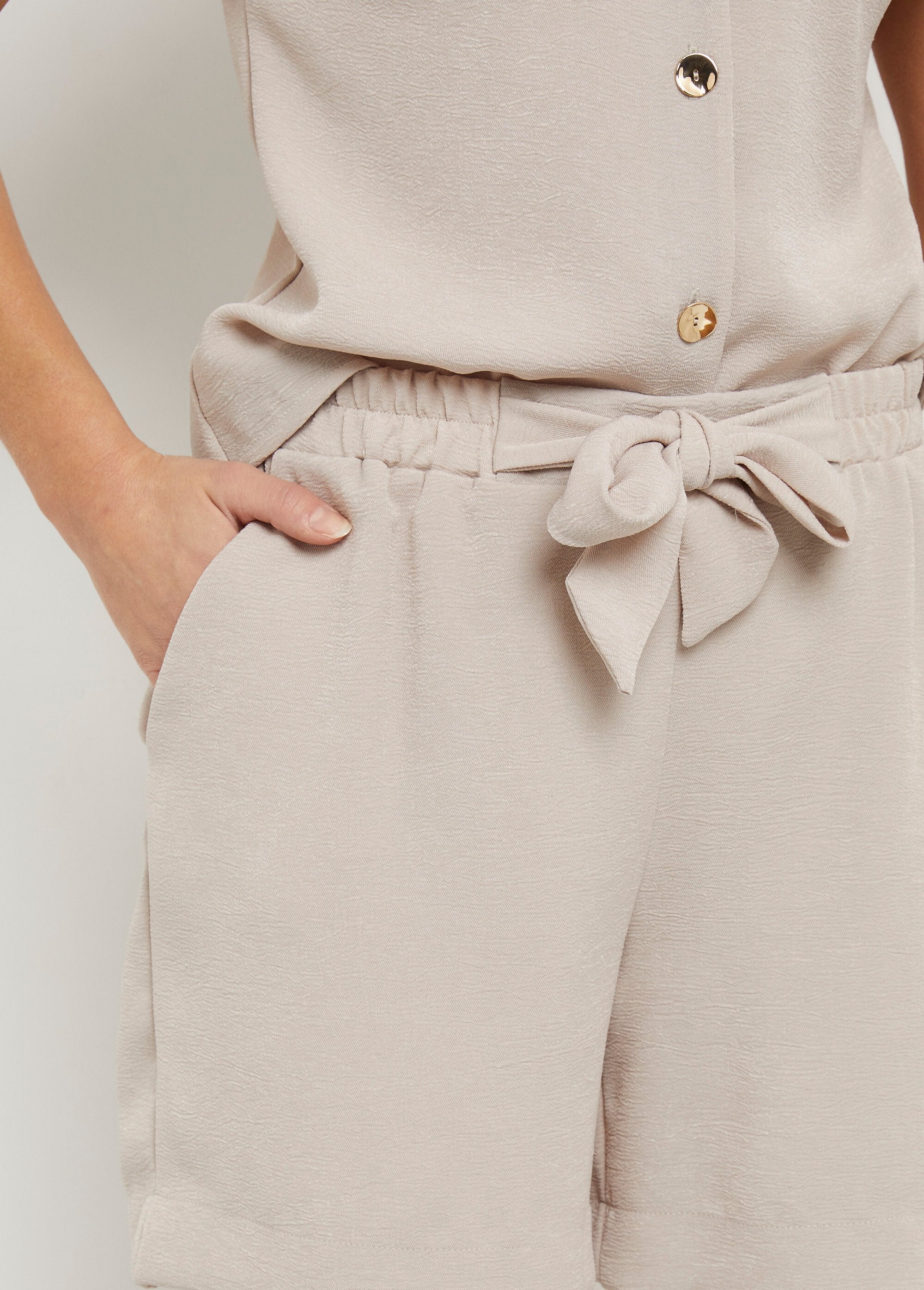 Soft,_textured_shorts_with_a_tie_at_the_waist_Sand_DE1_slim