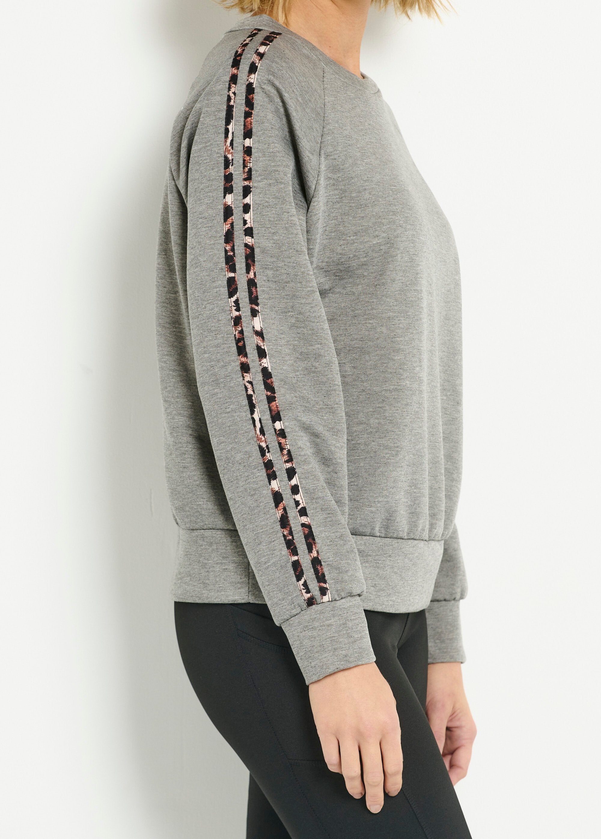 Round_neck_comfort_sweatshirt_with_leopard_stripes_Gray_DE2_slim