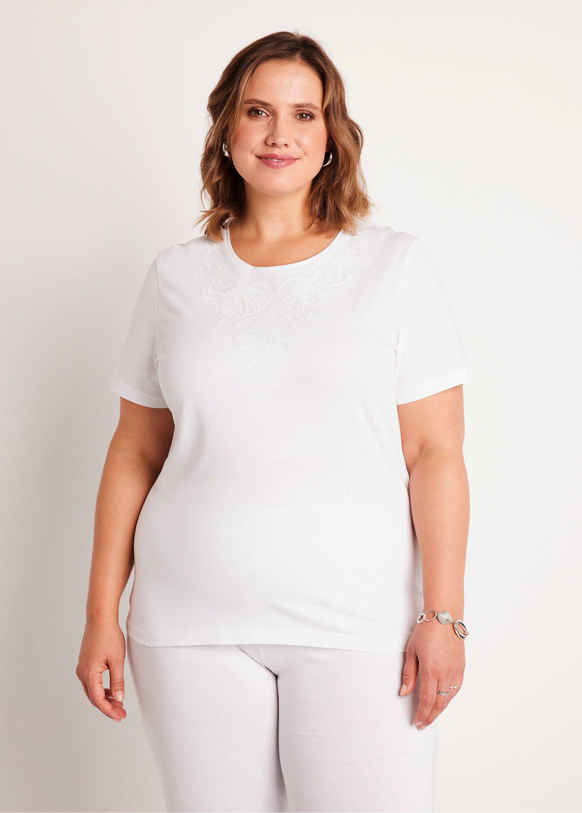 Short-sleeved_embroidered_cropped_t-shirt_White_FA1_curvy