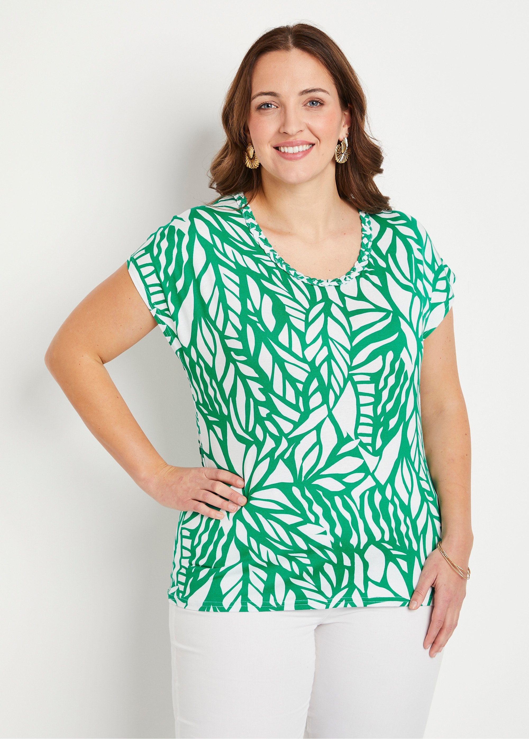 Short_graphic_t-shirt_Green_and_white_FA1_curvy