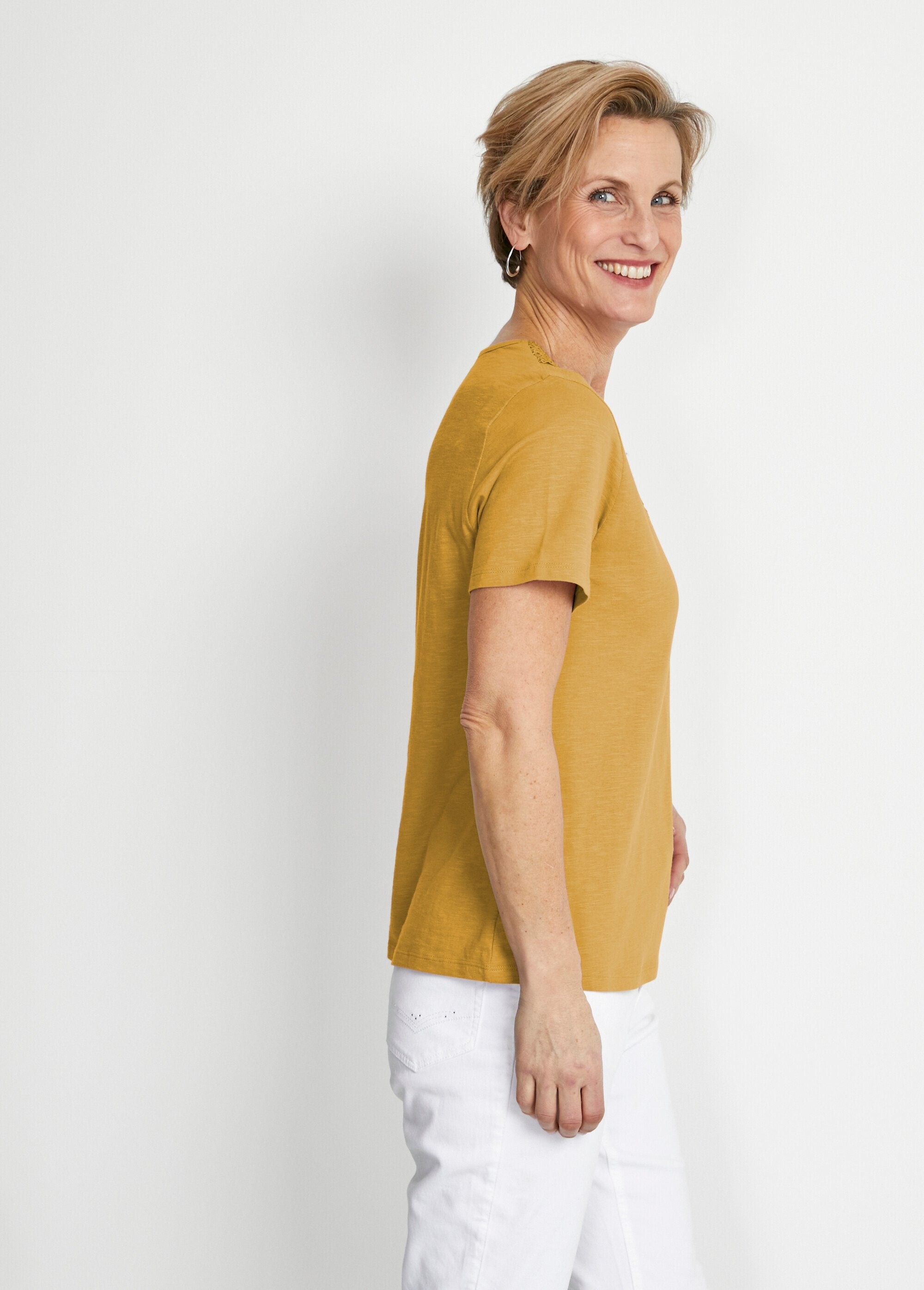 Short-sleeved_cotton_and_macramé_T-shirt_Honey_DR1_slim