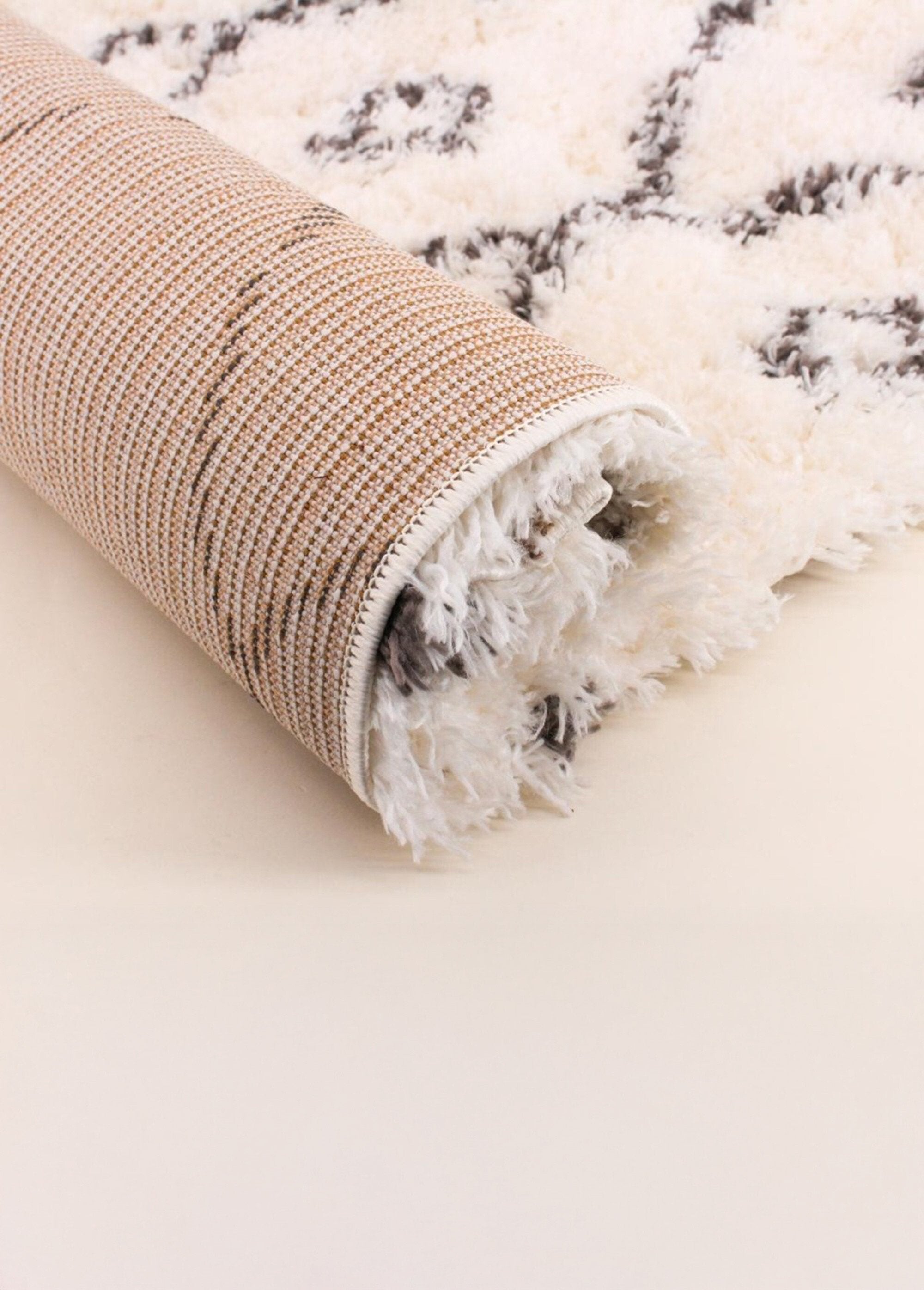 High_pile_diamond_rug,_110x60cm_Black_and_white_DE1_slim