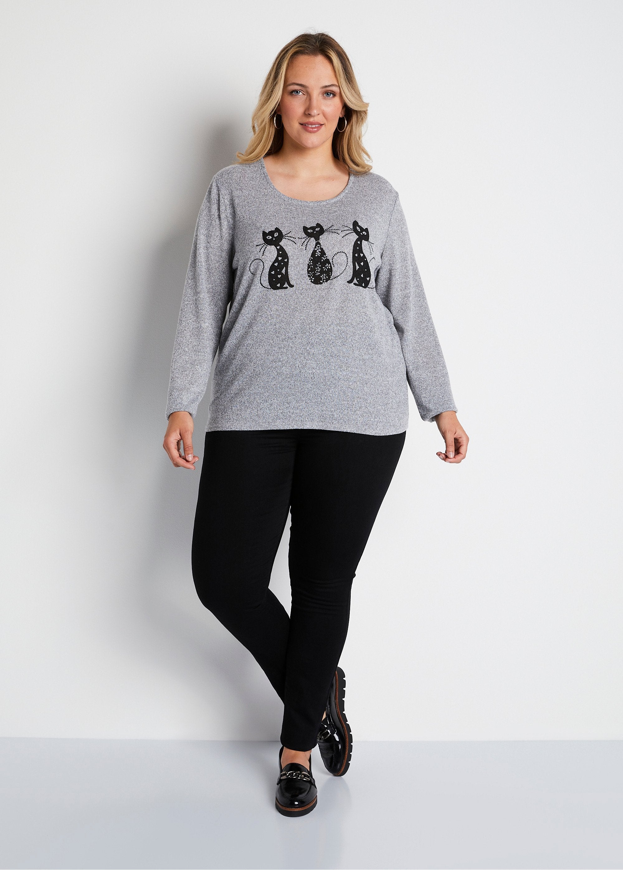 Straight_t-shirt_with_long-sleeved_pattern_Gray_China_SF1_curvy