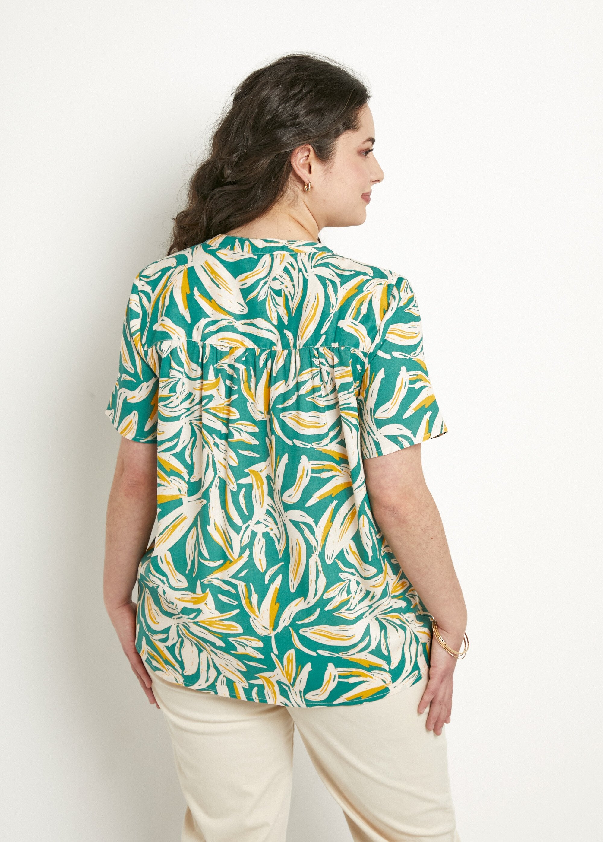 Loose_printed_buttoned_V-neck_tunic_Green_and_white_DO1_curvy