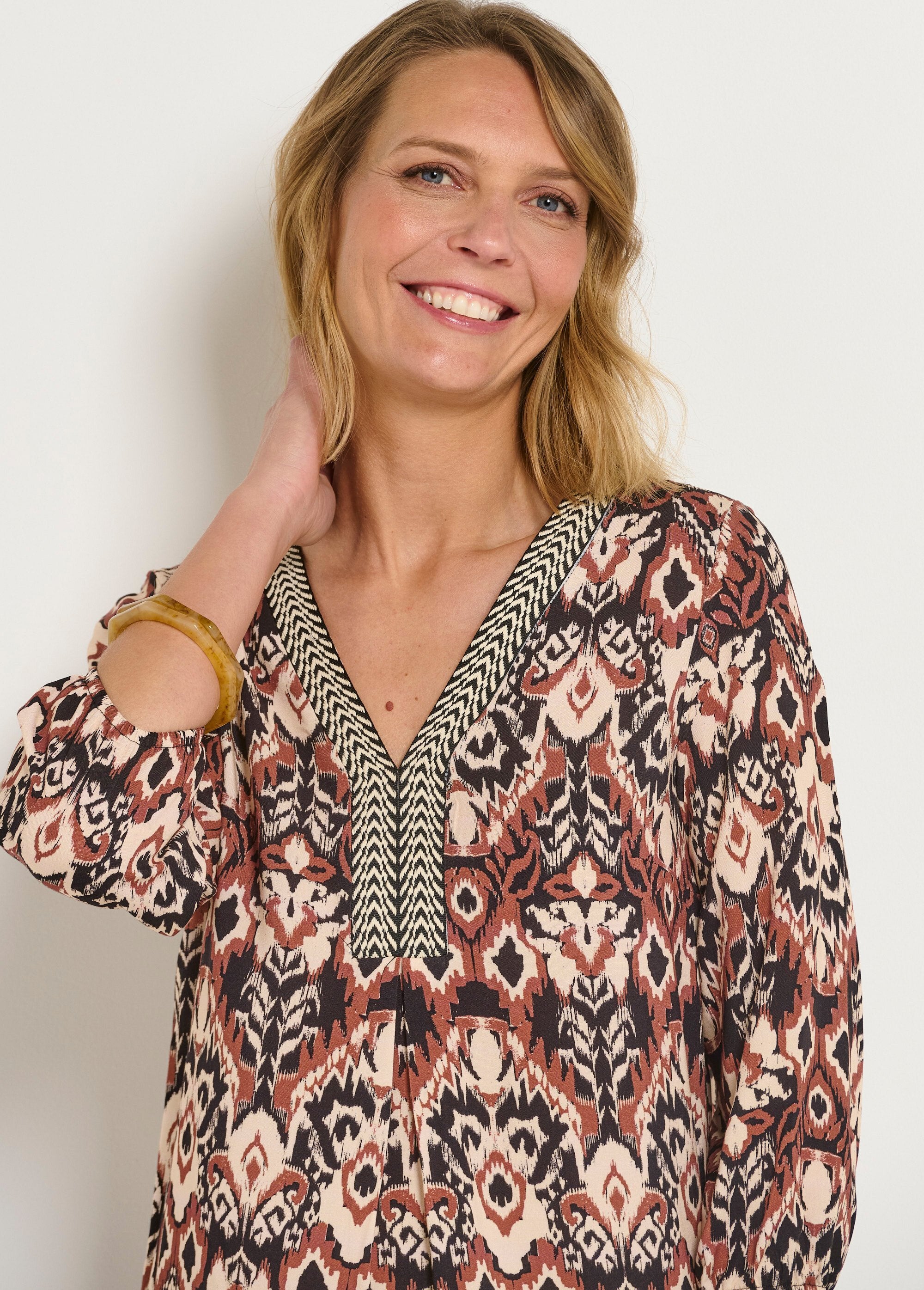 Ethnic_tunic_with_V-neck_braid_and_3/4_sleeves_Ecru_print_DE1_slim