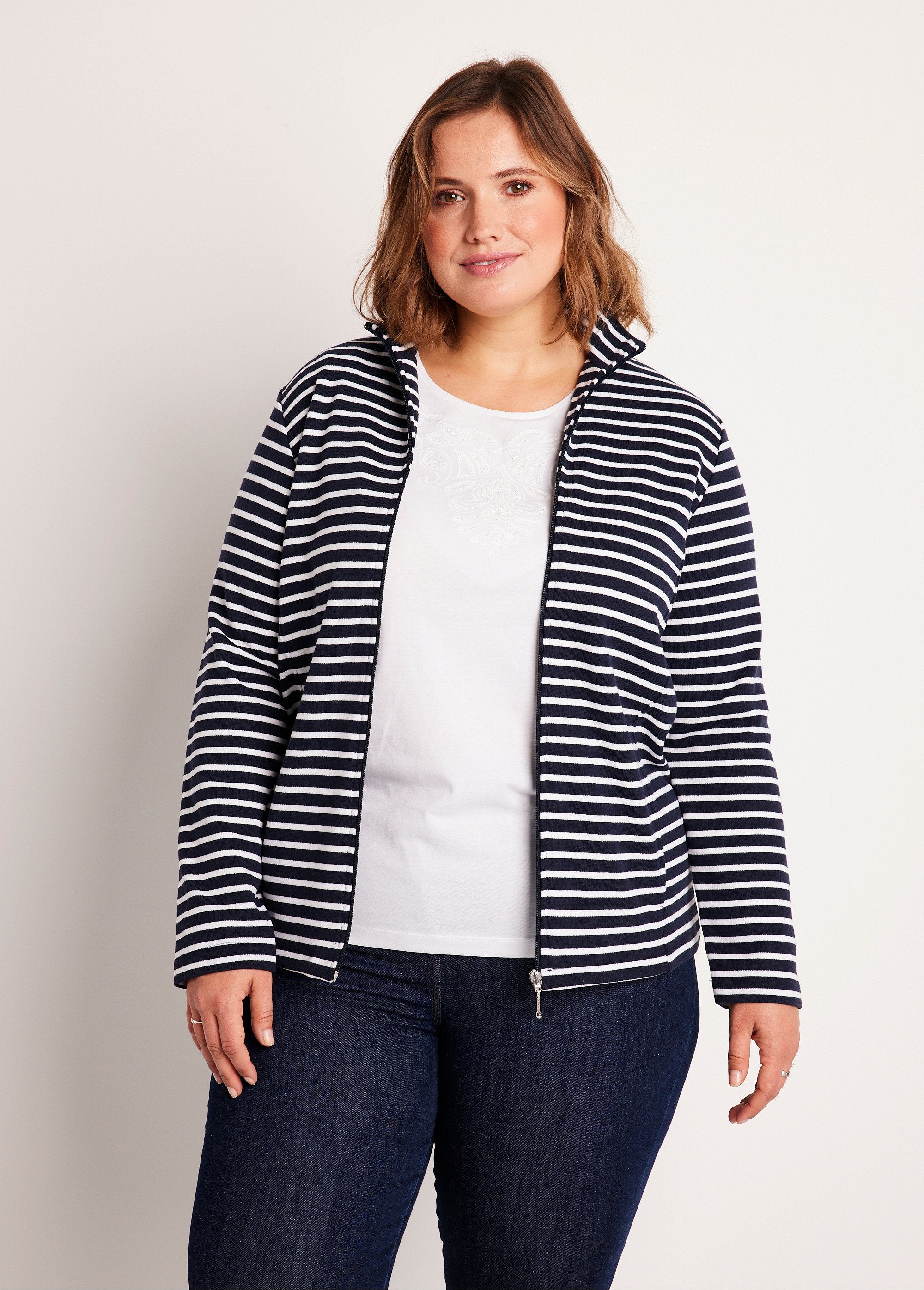 High_collar_lounge_jacket_Navy_stripe_FA2_curvy