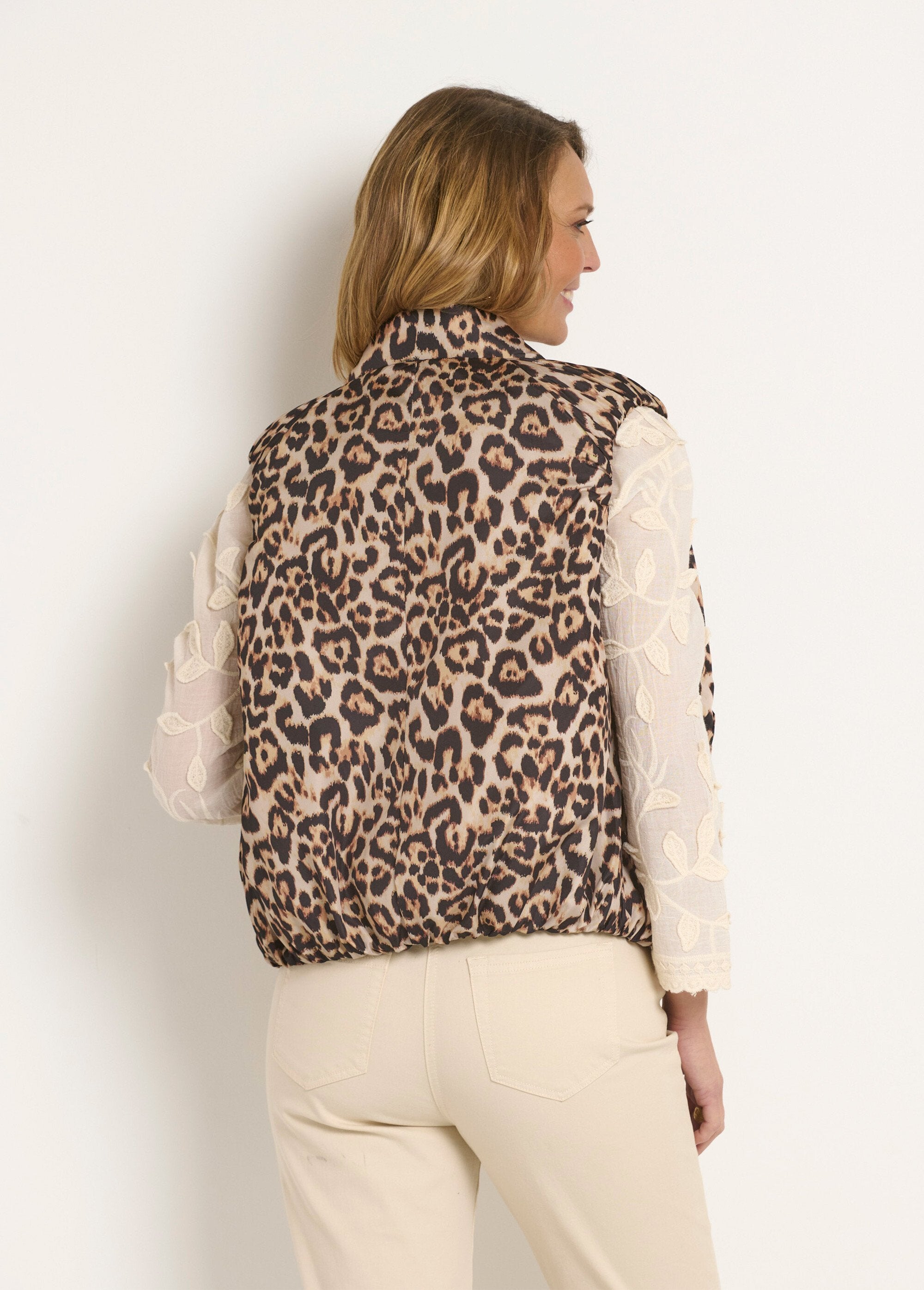 Sleeveless_leopard_quilted_satin_jacket_Leopard_DO1_slim